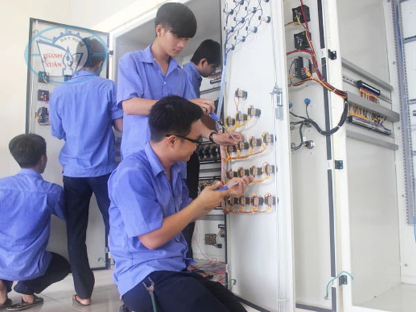 Dạy nghề sửa chữa điện công nghiệp